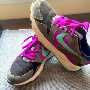 Girl’ Nike Shoes Size 4